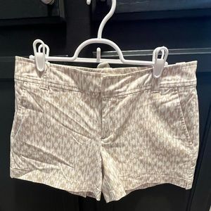 New York and Co. white and tan patterned shorts, Size 2, Like new